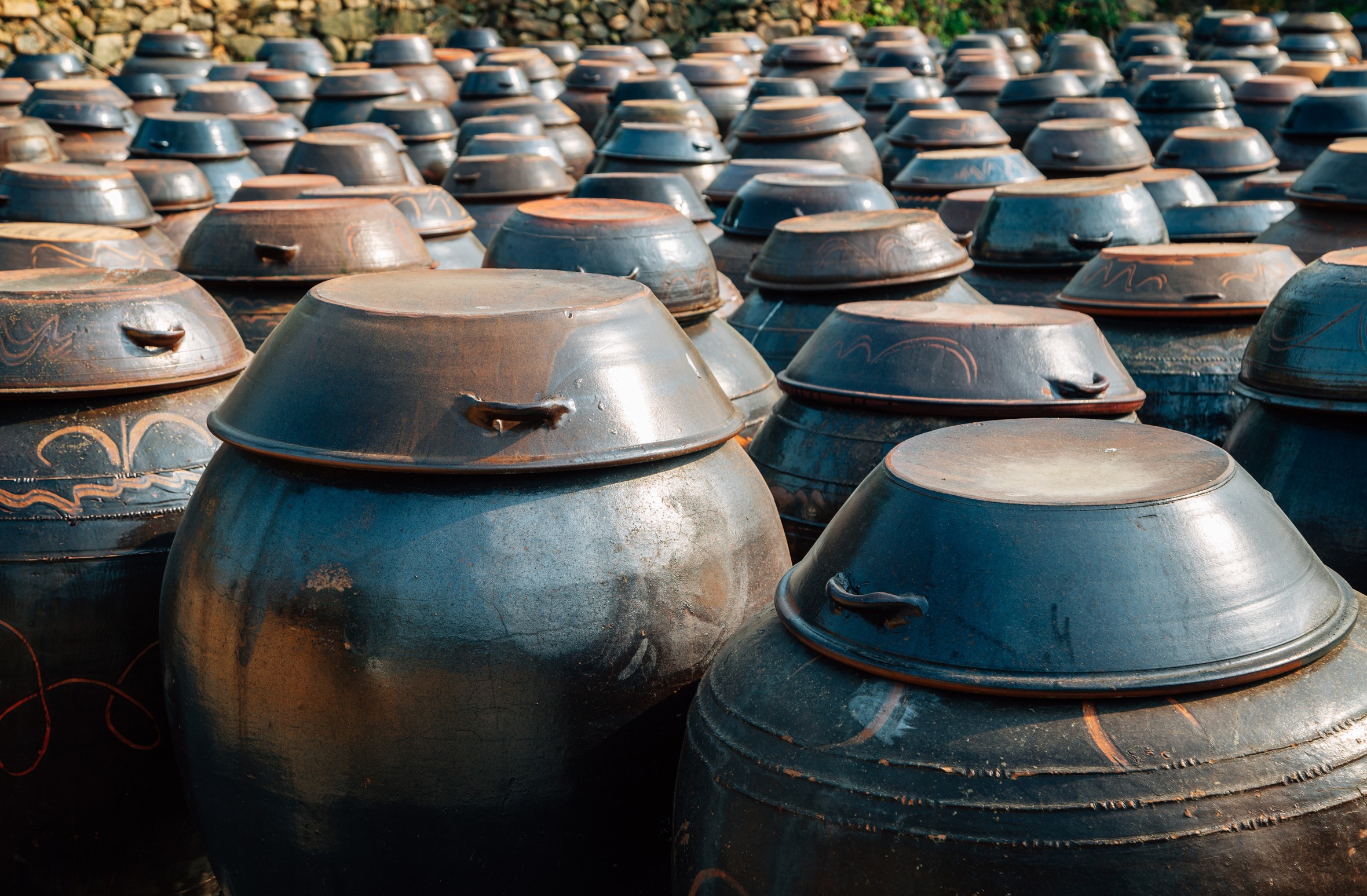 Rows of heavy earthenware pots can often be found in a traditional Korean household. These airtight vessels, often called “onggi” in Korean, translates to “breathing pot” — named for its ability to store & allow fresh food to ferment naturally. In this case, for the process of kimchi making. How to Make Kimchi